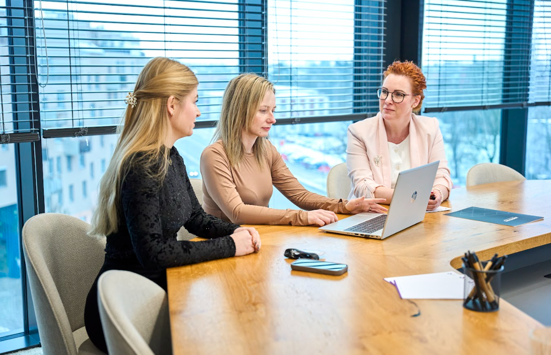 Právník specializující se na pracovní právo a diskutující otázky modré karty pro cizince